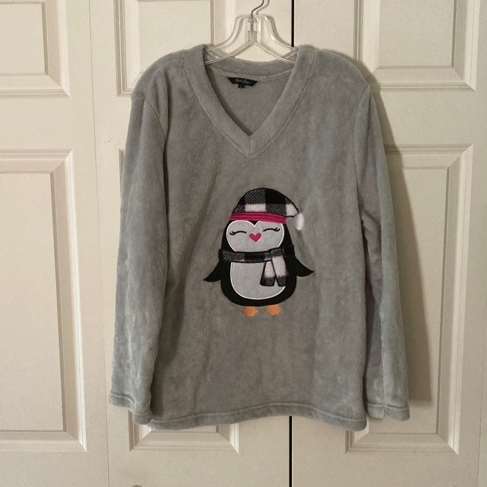 Just Love women’s Lg v-neck pullover long sleeve fuzzy top w/ penguin cozy fun